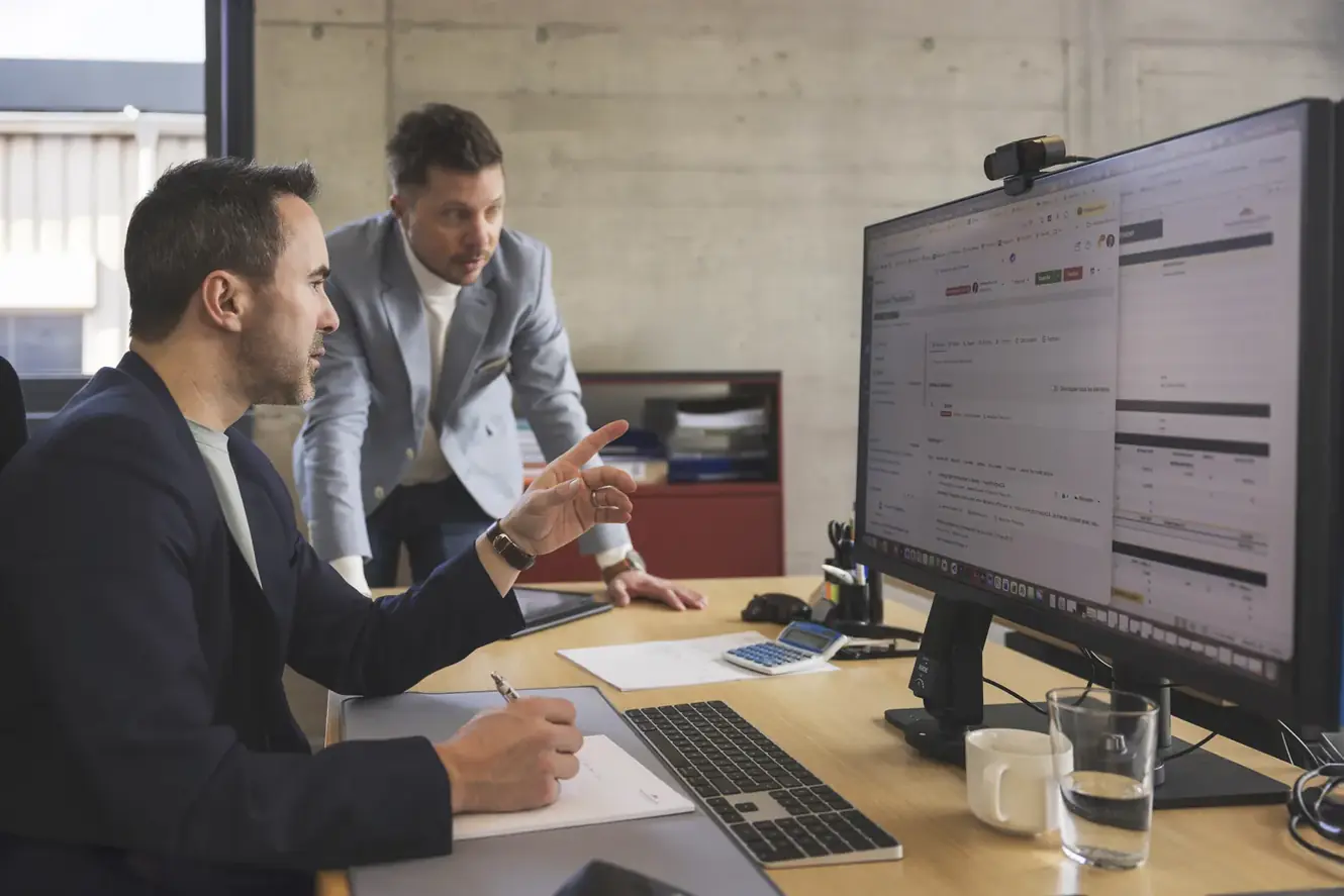 Conseillers Hypothèque24 analysant un dossier de financement avec un client